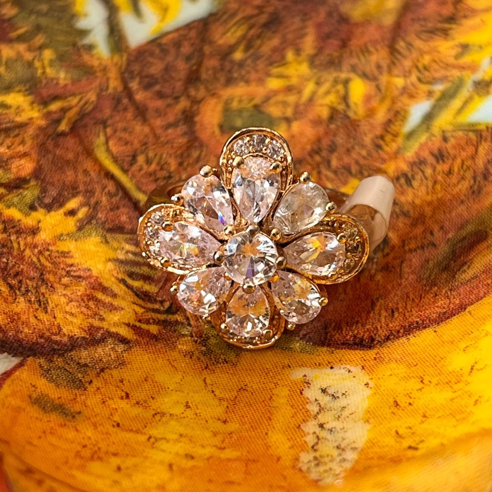 NWT Flower gem gold ring
